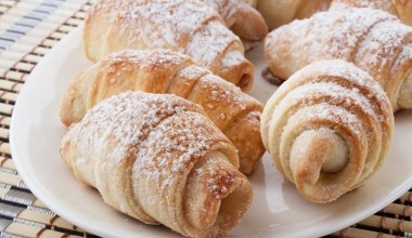 Rogaliki krucho-drożdżowe na sylwestra. Od razu upiecz więcej, bo goście biorą na wynos