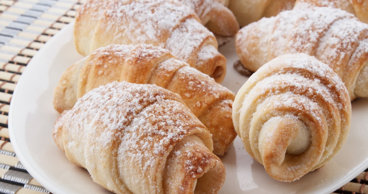 Rogaliki krucho-drożdżowe to pyszna przekąska do kawy albo na przyjęcie z przyjaciółmi /dimap /123RF/PICSEL