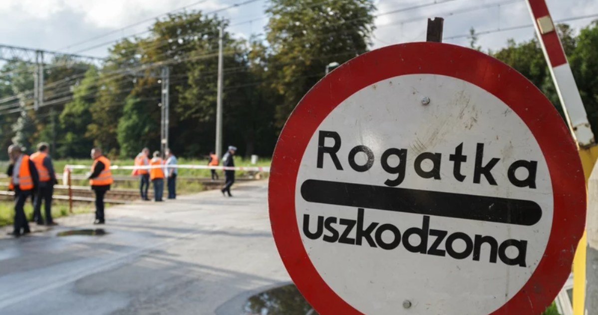 "Rogatka uszkodzona". Co oznacza ten znak i czy kierowca może jechać dalej? /East News