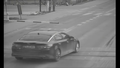 Rogatki opadały, a on wcisnął gaz