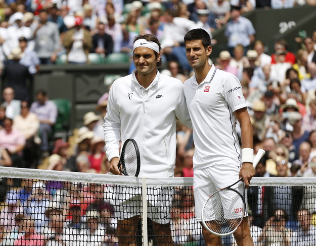 Roger Federer i Novak Djoković przed ubiegłorocznym finałem Wimbledonu /SANG TAN/POOL /PAP/EPA