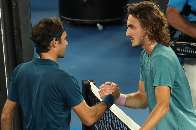 Roger Federer i Stefanos Tsitsipas dziękują sobie po meczu /DAVID CROSLING /PAP/EPA