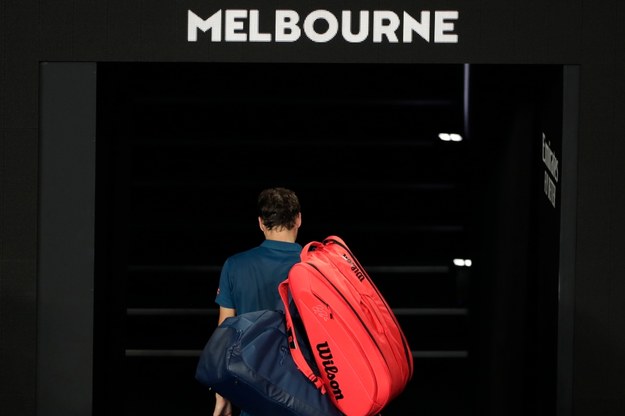Roger Federer opuszcza kort po porażce ze Stefanosem Tsitsipasem w 1/8 finału Australian Open /	LYNN BO BO /PAP/EPA