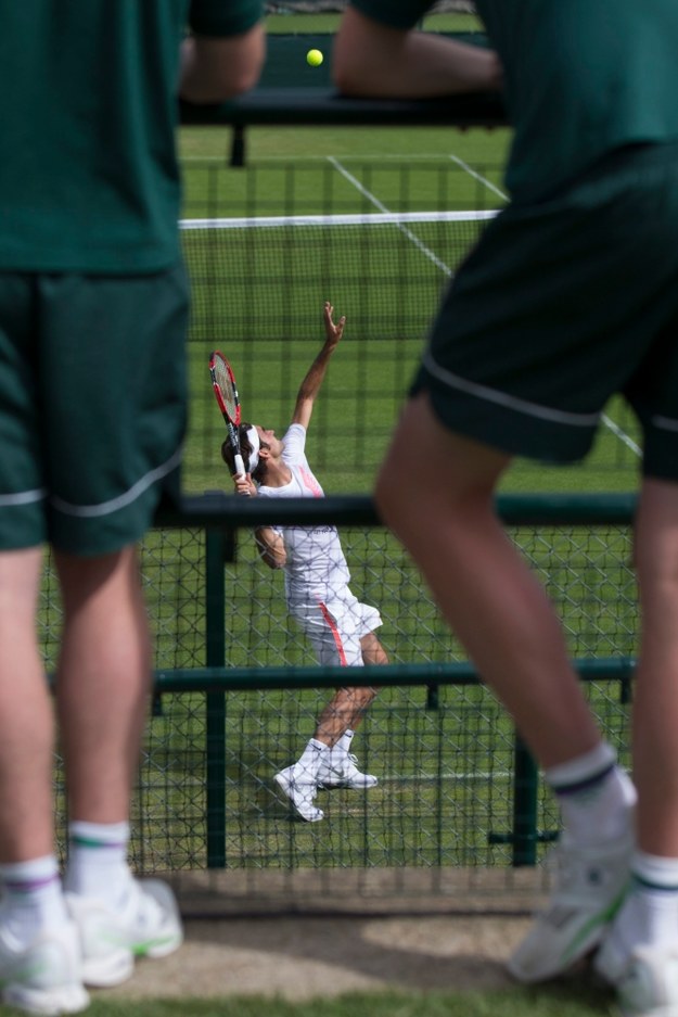 Roger Federer w czasie treningu na kortach Wimbledonu /PETER KLAUNZER /PAP/EPA