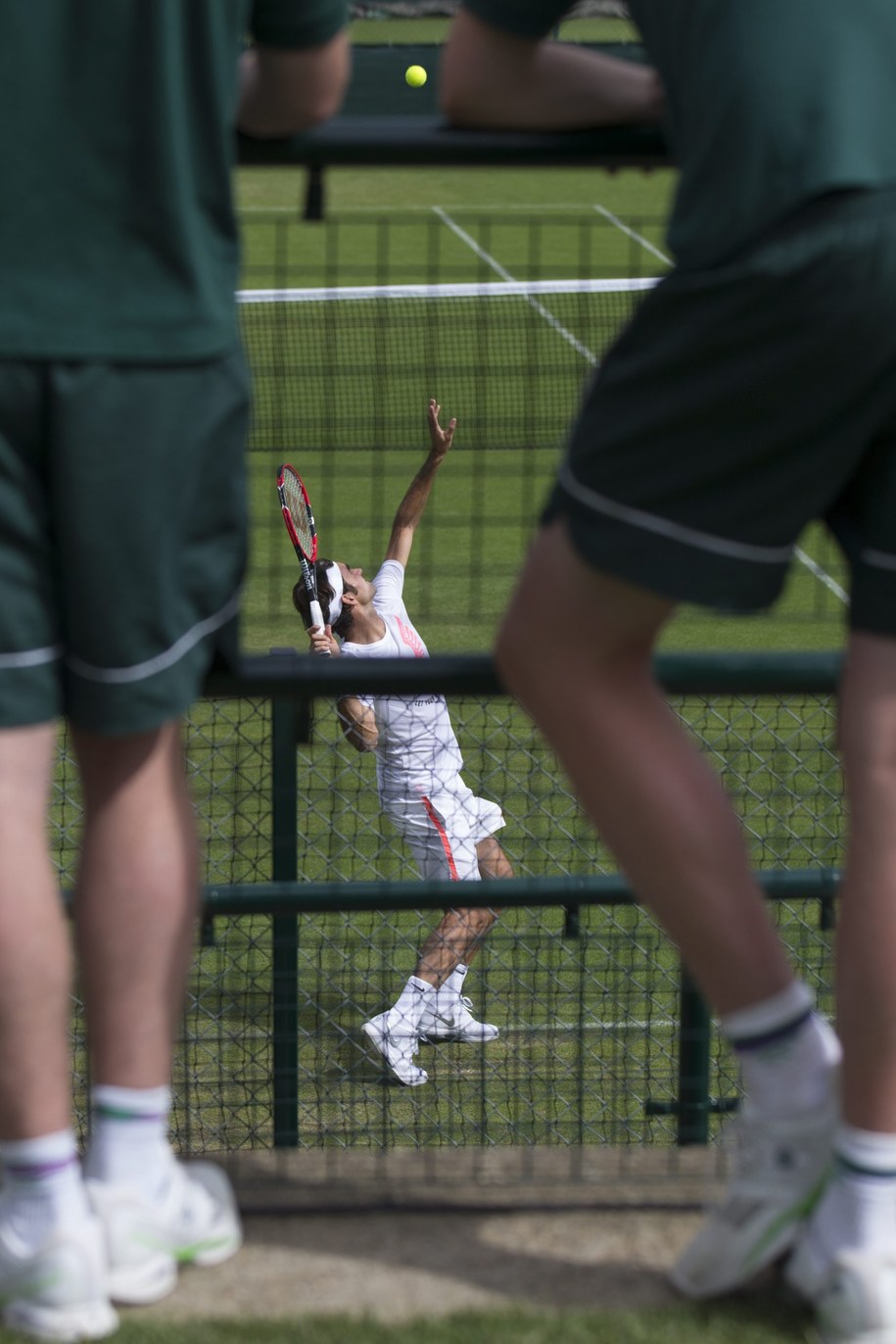 Roger Federer w czasie treningu na kortach Wimbledonu /PETER KLAUNZER /PAP/EPA