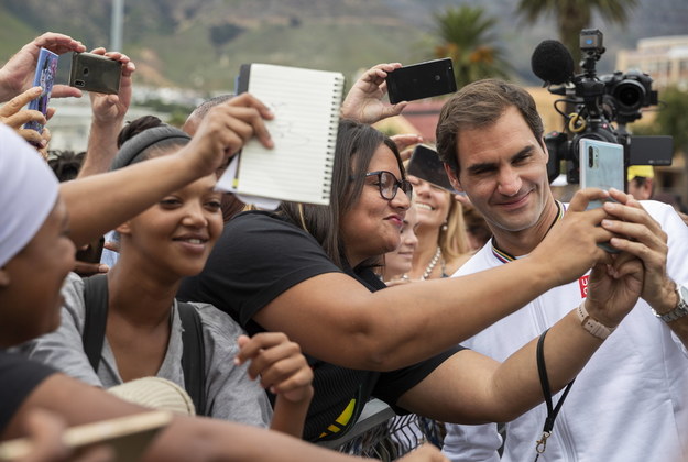 Roger Federer z fanami w Kapsztadzie, luty 2020 /NIC BOTHMA /PAP/EPA