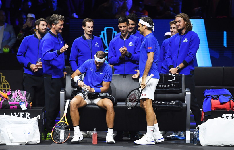 Roger Federer (z na pierwszym planie z prawej) i Rafael Nadal wraz z resztą ekipy Europy /PAP/EPA