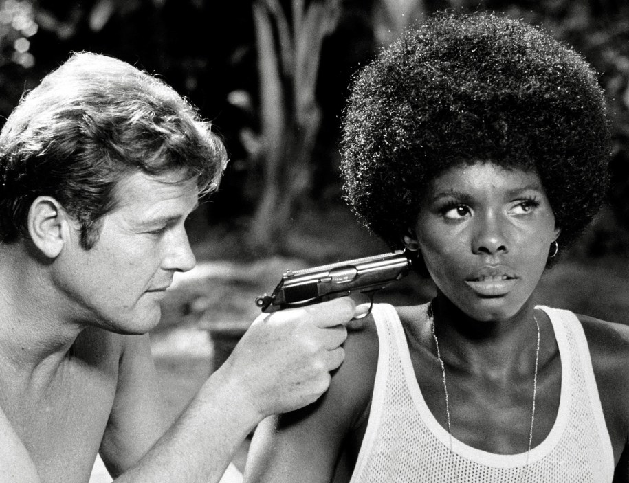 Roger Moore i Gloria Hendry na planie filmu "Żyj i pozwól umrzeć" /	Cinema Publishers Collection/The Hollywood Archive /PAP/Photoshot