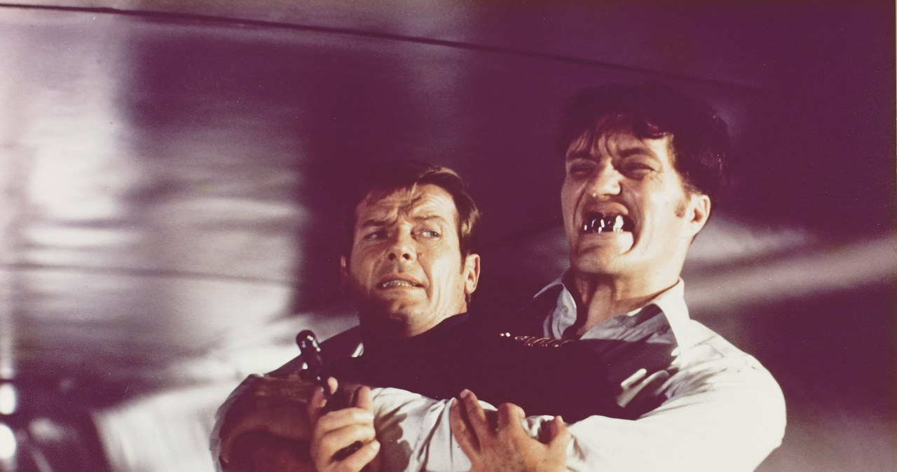 Roger Moore kontra Richard Kiel /EON PRODUCTIONS/Entertainment Pictures /Agencja FORUM