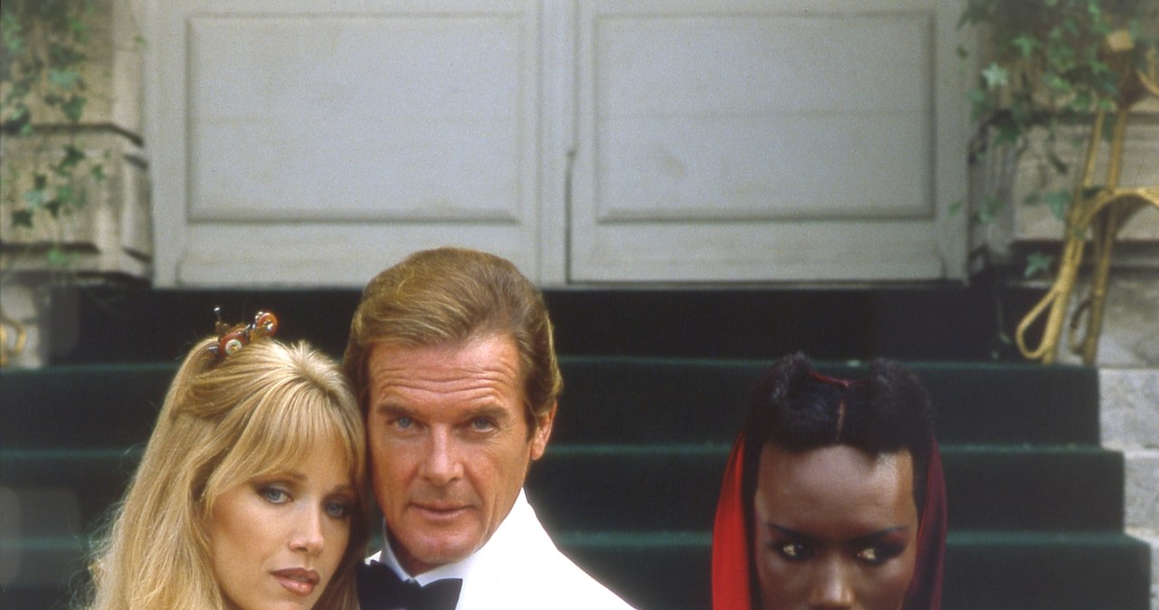 Roger Moore, Tanya Roberts i Grace Jones na planie filmu o Jamesie Bondzie "Zabójczy widok" /Sunset Boulevard/Corbis /Getty Images