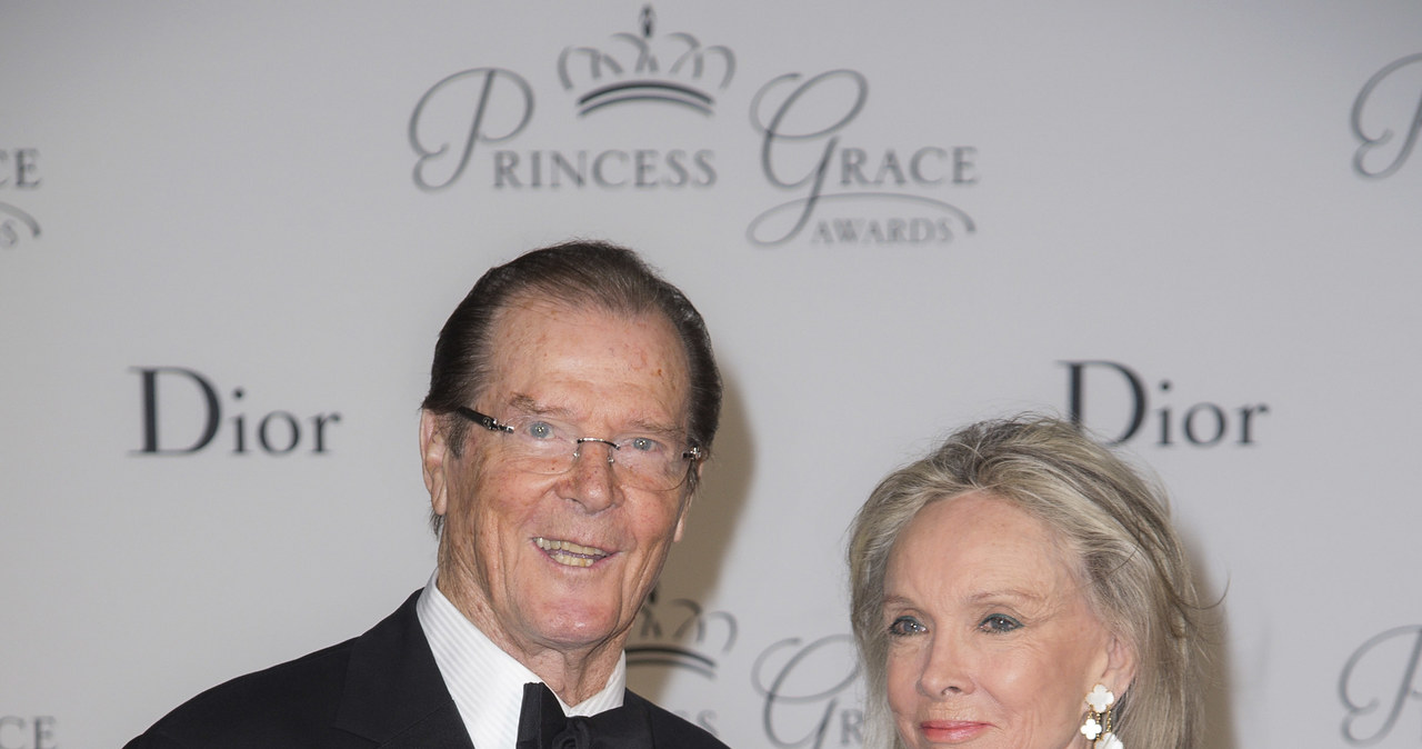 Roger Moore z żoną Kristiną Tholstrup w 2015 roku /Pascal Le Segretain /Getty Images