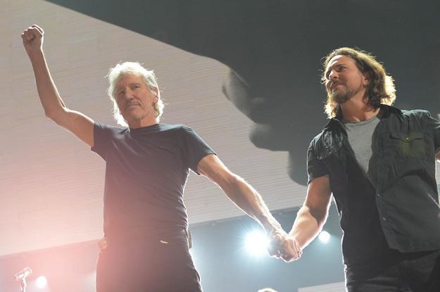Roger Waters i Eddie Vedder podczas koncertu 12-12-12 - fot. Larry Busacca /Getty Images/Flash Press Media