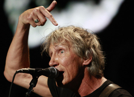 Roger Waters pokazuje, skąd bierze melodie /arch. AFP