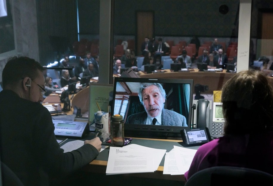 Roger Waters przemawia na forum ONZ, przez internetowe łącze /JUSTIN LANE /PAP/EPA