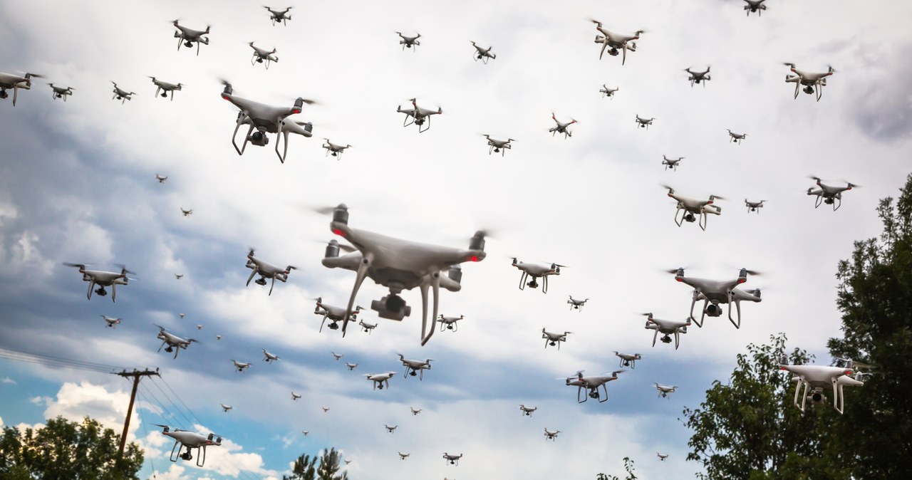 Roje autonomicznych dronów mogą omijać dowolne przeszkody dzięki nowemu algorytmowi sztucznej inteligencji /123RF/PICSEL /123RF/PICSEL