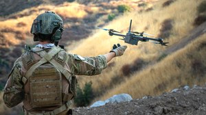 Roje dronów uwalniane z plecaków spacyfikują rosyjskich żołnierzy