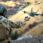 Roje dronów uwalniane z plecaków spacyfikują rosyjskich żołnierzy