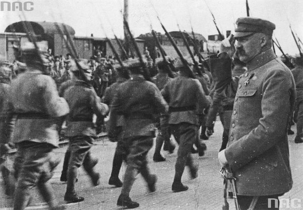 Rok 1920. Marszałek Józef Piłsudski odbiera defiladę oddziału piechoty /Z archiwum Narodowego Archiwum Cyfrowego