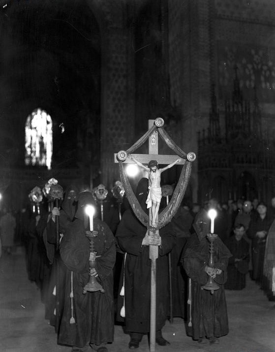 Rok 1933, Procesja Bractwa Męki Pańskiej wyruszająca z kościoła OO. Franciszkanów w Krakowie /