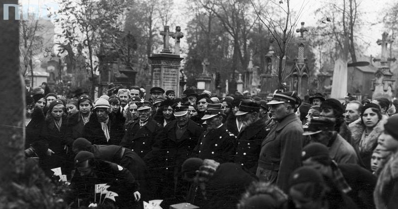 Rok 1933. Składanie wieńców na grobach powstańców styczniowych na cmentarzu Powązkowskim. Na przedzie weterani z 1863 r. /Z archiwum Narodowego Archiwum Cyfrowego