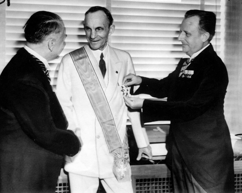 Rok 1938. Karl Kapp (z prawej) przypina Henry'emu Fordowi odznaczenie w podzięce za współpracę z Trzecią Rzeszą /East News