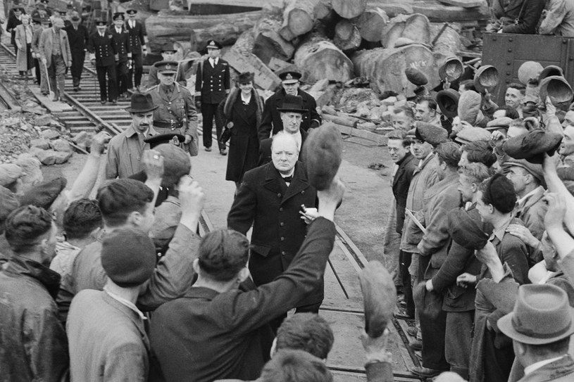 Rok 1941. Winston Churchill odwiedza zbombardowane Plymouth w towarzystwie Nancy Astor /Getty Images