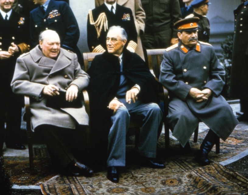 Rok 1945. Churchill, Roosevelt i Stalin sfotografowani podczas konferencji w Jałcie. Klamka zapada - Polska zostaje zdradzona po raz kolejny... /East News
