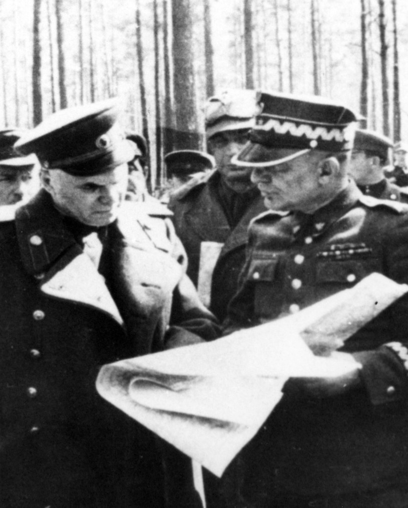 Rok 1945. Karol Świerczewski podczas operacji berlińskiej /East News
