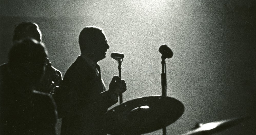 Rok 1958, Warszawa, Klub Studencki Stodoła. Leopold Tyrmand jako konferansjer w czasie "Jam Session" z okazji Jazz 58 w Stodole /Andrzej Zborski/FOTONOVA /East News