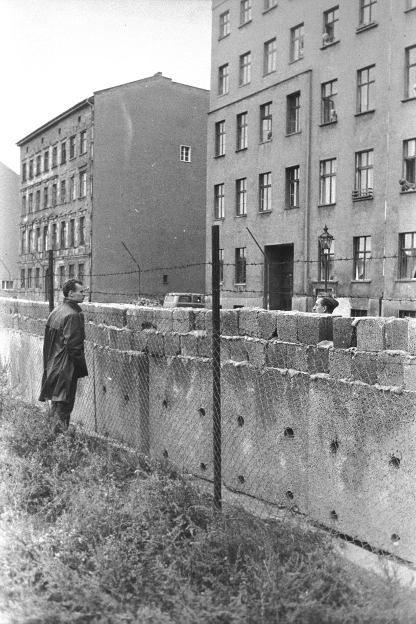 Rok 1961 - powstaje mur rozdzielający Berlin... /Getty Images/Flash Press Media