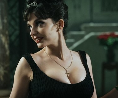 Rok 1963. Gwiazda Kaliny Jędrusik (Maria Dębska) świeci pełnym blaskiem. Aktorka jest szczęśliwą żoną Stanisława Dygata (Leszek Lichota), ma gorący romans z młodym piosenkarzem, którego jej mąż całkowicie akceptuje. Jednak jej bezwstydna radość życia wielu razi i oburza. Po występie na Barbórce Kalina dowiaduje się, że krzyż, który wyeksponowała na dekolcie, zbulwersował władze ludowe. Dostaje zakaz występów telewizyjnych, który dla wysokiego rangą urzędnika pracującego w telewizji jest okazją do zemsty za nieodwzajemnione uczucie. Co w tej sytuacji zrobi Kalina? Czy uda jej się zachować niezależność?