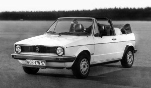 Rok 1979 - premiera Golfa I Cabriolet. Otwarta odmiana „jedynki” powstawała w zakładach Karmanna. Była produkowana rekordowo długo – do 1993 roku. /Volkswagen