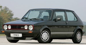 Rok 1983 - Golf GTI Pirelli. Limitowana do 40 tys. sztuk edycja z podwójnymi lampami i specjalnymi alufelgami. Pod maską – 1,8-litrowy silnik o mocy 112 KM. /Volkswagen