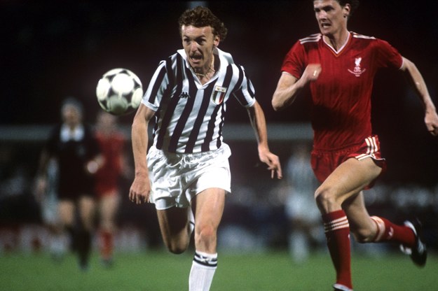 Rok 1985. Zbigniew Boniek w akcji podczas meczu Juventusu Turyn z Liverpoolem /Peter Robinson    /PAP/EPA