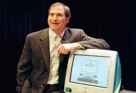 Rok 1998. Pojawia się iMac, a do firmy wraca Steve Jobs. /AFP