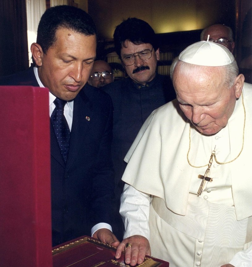 Rok 1999. Chavez podczas spotkania z Janem Pawłem II w Watykanie /East News