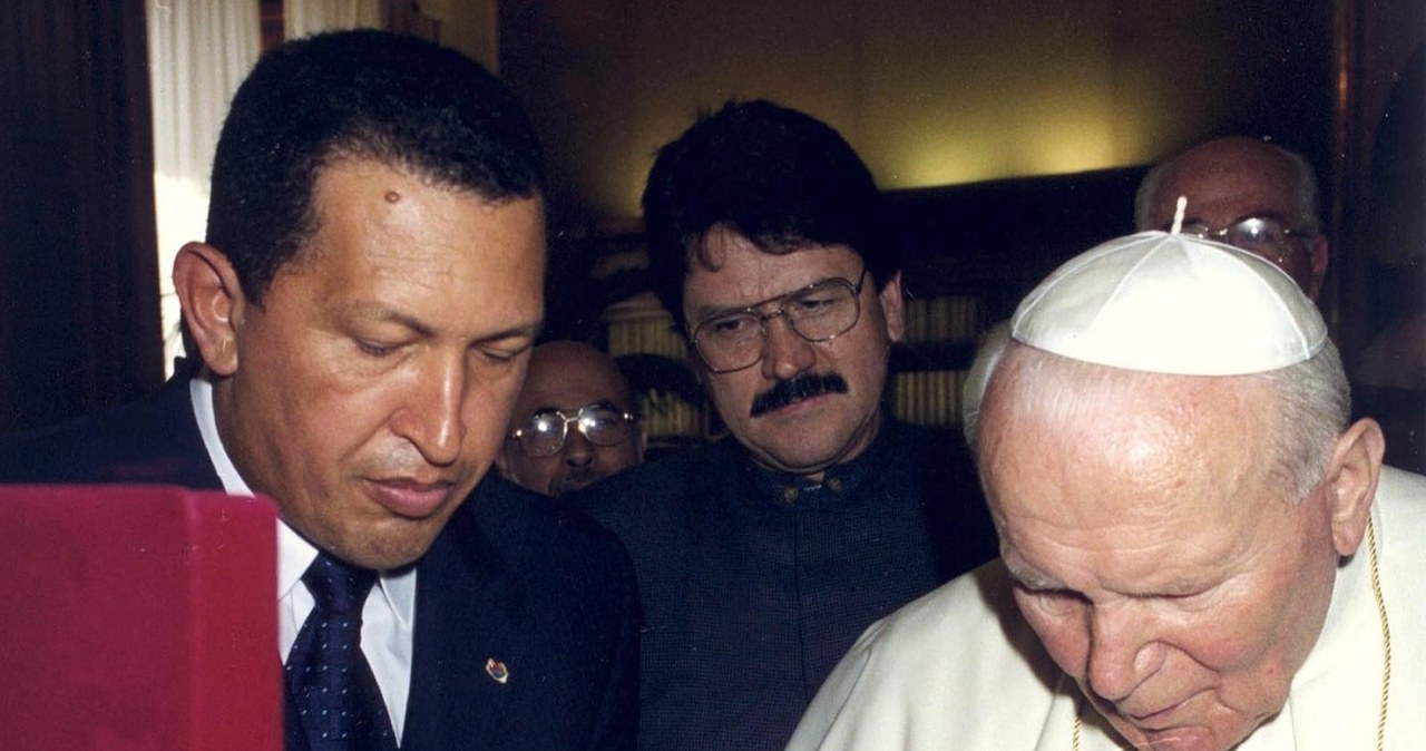 Rok 1999. Chavez podczas spotkania z Janem Pawłem II w Watykanie /East News