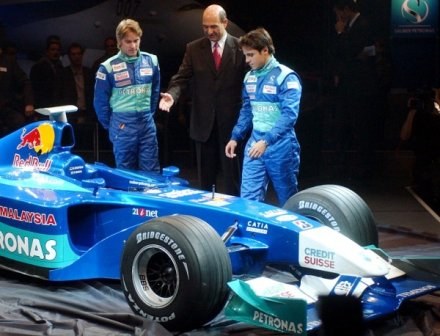 Rok 2002. Peter Sauber i jego nowi kierowcy: Nick Heidfeld i Felipe Massa /AFP
