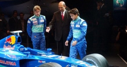 Rok 2002. Peter Sauber i jego nowi kierowcy: Nick Heidfeld i Felipe Massa /AFP