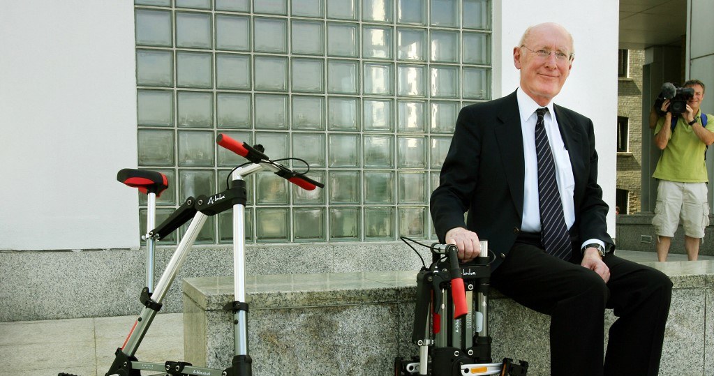 Rok 2006. Sir Clive Sinclair prezentuje składany rower A-Bike /AFP