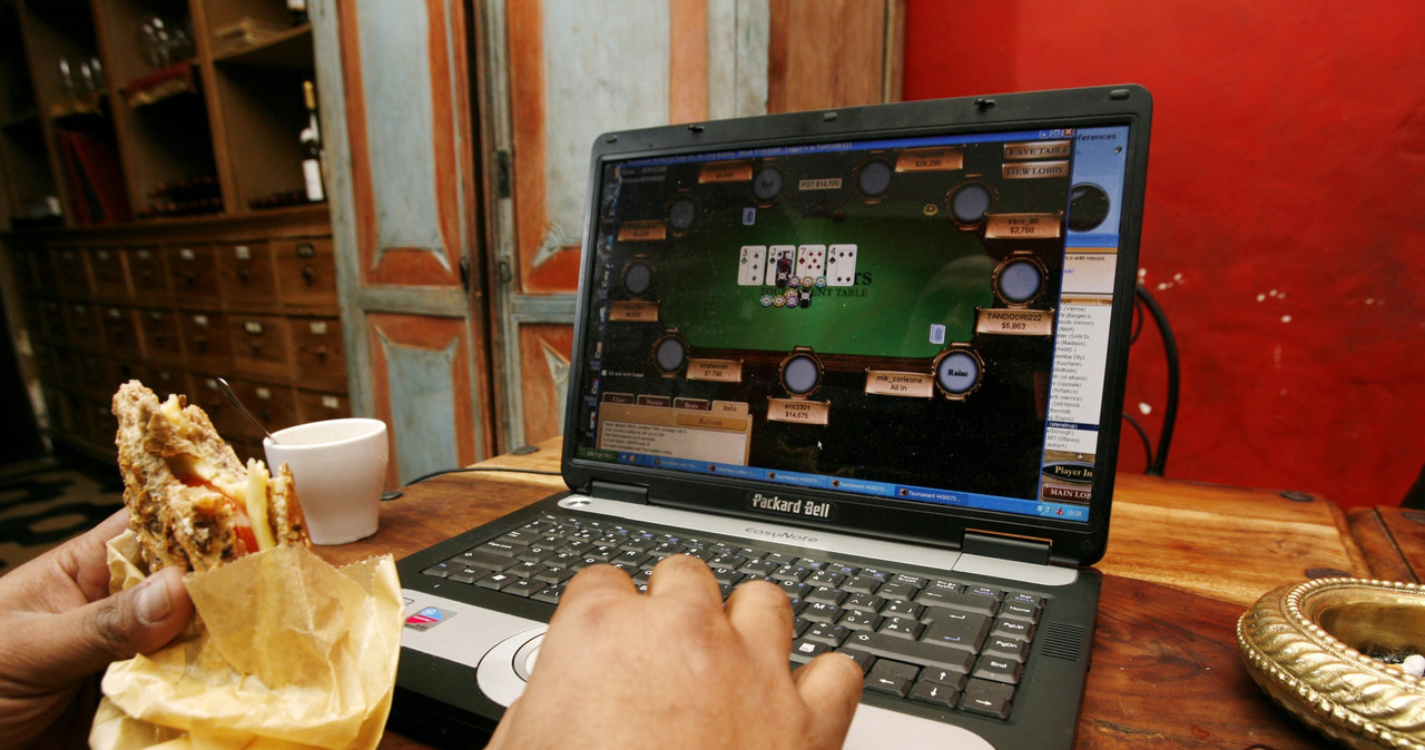 Rok 2007. Gracz uzależniony od rozgrywek pokera online /East News