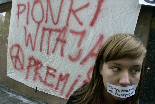 Rok 2008: Młodzi mieszkańcy Słupska protestują przeciwko planom instalacji tarczy antyrakietowej /Adam Warżawa /PAP