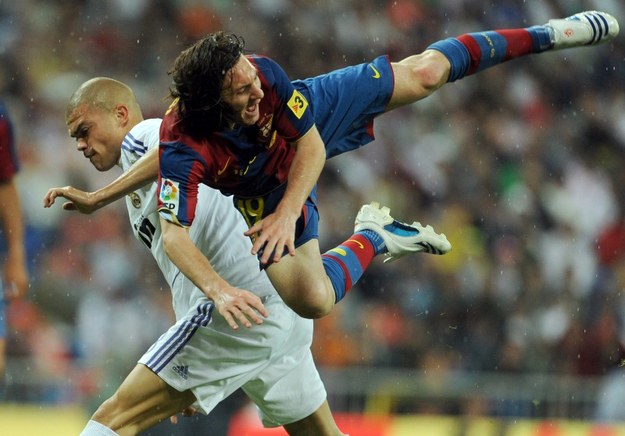 Rok 2008. Pepe katapultuje Messiego w Gran Derbi rozegranym na Santiago Bernabeu /AFP