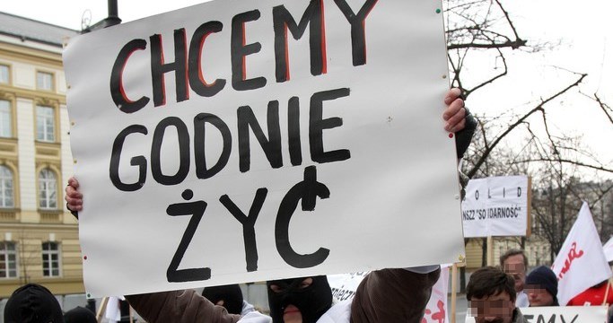 Rok 2008. Protest pracowników ochrony w Warszawie, domagających się podwyżek płac /East News