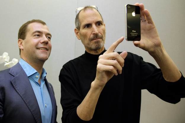 Rok 2010, premiera iPhone'a 4 - to już marka. Jobs wręczył jeden egzemplarz prezydentowi Rosji /AFP