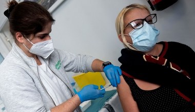 Rok od pierwszej szczepionki