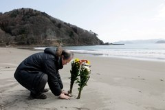 Rok po tragedii Japończycy opłakują utraconych bliskich