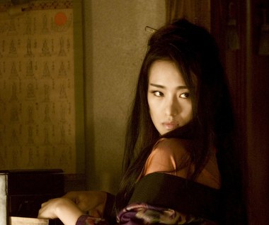 Rok później aktorka wystąpiła po raz pierwszy w amerykańskim filmie, adaptacji powieści Arthura Guldena "Wyznania gejszy". Potem przyszła propozycja zagrania w hicie "Miami Vice", a także w "Hannibalu: Po drugiej stronie maski". We wszystkich trzech anglojęzycznych produkcjach Li Gong uczyła się swych kwestii fonetycznie.

"Gong Li potrafi wyrażać emocje twarzą, oczyma, właściwie nie potrzebuje słów. Jest aktorką filmową, która zdarza się raz na dekadę. Ma ogromną inteligencję i jednocześnie niesamowite zdolności aktorskie" - aktorkę chwaliła producentka Martha de Laurentiis.