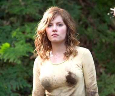 Rok później Cuthbert oglądaliśmy w horrorze "Dom woskowych ciał". Wcieliła się w nim w postać Carly - ambitnej studentki, marzącej o karierze w Nowym Jorku. 
"Elisha to bardzo utalentowana aktorka. Ma w sobie siłę, potrafi odnaleźć się zarówno w dramacie, jak i w komedii, wiedzieliśmy, że idealnie nadaje się do roli Carly, osoby doskonale wiedzącej, jakie są jej cele i jak ma wyglądać jej przyszłość, która nagle znajduje się w samym środku walki, której stawką jest jej życie" - mówił producent Joel Silver.

"Carly różni się od wszystkich pozostałych postaci, jakie grałam dotychczas" - komentowała Cuthbert. "Niespecjalnie przejmuje się ubraniami czy modą, najbardziej zależy jej na karierze. I nagle musi walczyć o życie. Jej brat, Nick, lubi grać twardziela, wcześniej już brał udział w rozmaitych bójkach. Ale nigdy coś takiego nie przydarzyło się Carli, nie mówiąc już nawet o koszmarze podobnym do tego, w jakim przyszło wziąć jej udział. Nie jest Larą Croft – działa tylko dzięki adrenalinie" - przyznawała aktorka.