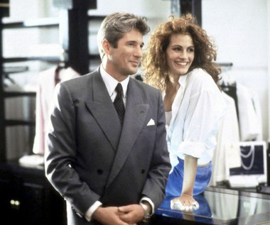 Rok później Roberts stworzyła jedną z najsłynniejszych kreacji w historii kina, która przyniosła jej kolejnego Złotego Globa i nominację do Oscara. W filmie "Pretty Woman" (1990) artystka wcieliła się w prostytutkę.    Vivian, zostaje zatrudniona na tydzień przez bogatego biznesmena (Richard Gere) - mieszka z nim w ekskluzywnym hotelu, uczestniczy w bankietach, balach i wytwornych spotkaniach. Wraz z upływem czasu odkrywa jednak, że z pracodawcą łączy ją coś więcej... Produkcja Garry'ego Marshalla to prowokujący do pytań film o poszukiwaniu szczęścia, które tak naprawdę często jest na wyciągnięcie ręki.